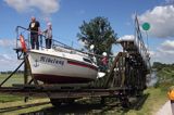 żaglówka i łódka żeglugi wiślanej na kanale Elbląskim na pochylni Jelenie