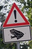 znak drogowy 'uwaga żaby' w Glowe na wyspie Rugia, Niemcy