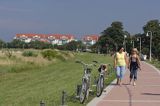 ścieżka wzdłuż plaży w Glowe na wyspie Rugia, Niemcy,