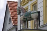 figura konia przed hotelem w Sassnitz na wyspie Rugia, Niemcy