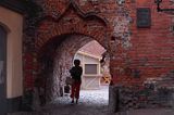 Ryga, zaułek na Starym Mieście pry kościele św. Jana, Łotwa, brama klasztorna