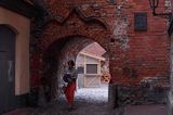 Ryga, zaułek na Starym Mieście pry kościele św. Jana, Łotwa, brama klasztorna