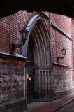 Ryga, drzwi do kościoła św. Jana, zaułek na Starym Mieście, Łotwa