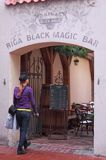 Ryga, zaułek na Starym Mieście, Black Magic Bar, Łotwa