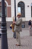 Ryga, uliczny muzykant na placu Ratuszowym na tle Domu Bractwa Czarnogłowych, saksofonista, Stare Miasto, Łotwa