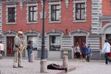 Ryga, uliczny muzykant na placu Ratuszowym na tle Domu Bractwa Czarnogłowych, Stare Miasto, Łotwa