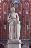 Ryga, figura rycerza Rolanda na placu Ratuszowym na tle Domu Bractwa Czarnogłowych, Stare Miasto, Łotwa