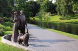 Ryga, figura spacerującej pary z psem w parku nad kanałem Pilsetas, Łotwa