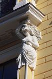 Ryga, rzeźba na budynku przy Elizabetes Iela, Stare Miasto, Łotwa