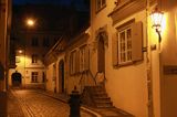 Ryga, uliczka Klostera na Starówce o zmierzchu, Stare Miasto, Łotwa
