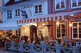 Ryga, restauracja na Starówce o zmierzchu, Stare Miasto, Łotwa