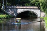 Ryga, stateczek turystyczny na kanale w parku, Stare Miasto, Łotwa
