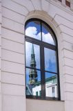 Ryga, plac Ratuszowy, kościół św. Piotra, odbijający sie w oknach ratusza, Sv. Peter baznica, Stare Miasto, Łotwa