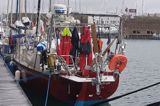 s/y Safran, Trismus 37, na wyspie Jersey w St. Hellier, Channel Islands, Anglia, Wyspy Normandzkie, Kanał La Manche, postój na pomoście pływajacym dla oczekujących na wejście przed bramą do mariny