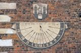 Sandomierz, zegar słoneczny na ratuszu, herb miasta