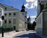 Sandomierz, uliczka i zabytkowa dzwonnica przy Katedrze