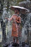 Sanok, fontanna Dziewczynka w deszczu, dziewczynka z parasolką
