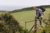 szlak pieszy na wyspie Sark, przejście przez ogrodzenie, Channel Islands, Anglia, Wyspy Normandzkie, Kanał La Manche