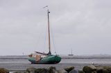 barka holenderska na osuchu w czasie odpływu na wyspie Schiermonnikoog, Wyspy Fryzyjskie, Waddenzee, Holandia, Morze Wattowe