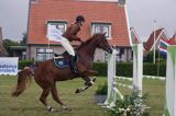 skok przez przeszkodę w czasie zawodów konnych na wyspie Schiermonnikoog, Wyspy Fryzyjskie, Waddenzee, Holandia, Morze Wattowe