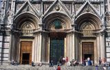 Włochy, wejście do katedry w Sienie