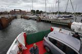 port w Snaptun, prom na wyspę Hjarno z Snaptun, Dania, Kattegat