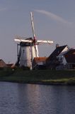 Stavenisse, wiatrak holenderski nad kanałem, Holandia