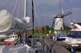 Stavenisse, wiatrak holenderski nad kanałem, port jachtowy, Holandia