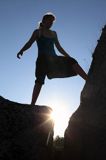 dziewczyna na skałach, wybrzeże wyspy Hano, Szkiery Blekinge, Szwecja