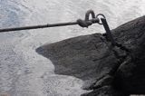 cumowanie do haka wbitego w szczelinę skalną, Szkiery Szwedzkie, Archipelag Sztokholmski, Szwecja