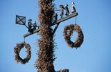 Sztokholm, ozdobiony słup - pradawny symbol płodności stawiany w Noc Świętojańską, Skansen, Szwecja