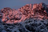 Tatry wschodzące słońce na grani Świnicy /widok z Królowej Rówień/