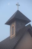 Temeszów, nowy kościół w porannej mgle, Pogórze Dynowskie