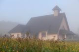 Temeszów, nowy kościół w porannej mgle, Pogórze Dynowskie