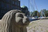 Kamienny lew i marina w fosie zamku Vadstena nad jeziorem Vattern, Szwecja