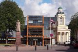 nowoczesny budynek i kościół św. Mikołaja i pomnik Janisa Fabriciussa w Ventspils, Windawa, Łotwa Ventspils, Latvia
