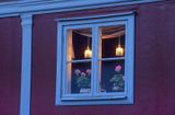 Visby na Gotlandii, kwiaty i lampki w oknie