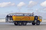 turysyczny autobus na wyspie Vlieland, Wyspy Fryzyjskie, Holandia, Waddensee, Morze Wattowe