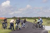 rowerzyści na wyspie Vlieland, Wyspy Fryzyjskie, Holandia, Waddensee, Morze Wattowe