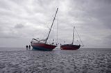 jachty na osuchu w czasie odpływu i mud walking, wycieczki piesze po osuchach na morzu, Warffumerlaag koło Noordpolderzijl, Fryzja, Waddenzee, Holandia, Morze Wattowe
