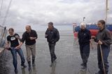 jacht na osuchu w czasie odpływu i mud walking, wycieczki piesze po osuchach na morzu, świętowanie w Warffumerlaag koło Noordpolderzijl, Fryzja, Waddenzee, Holandia