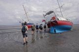 jacht na osuchu w czasie odpływu i mud walking, wycieczki piesze po osuchach na morzu, Warffumerlaag koło Noordpolderzijl, Fryzja, Waddenzee, Holandia, Morze Wattowe