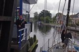 mostkowy - pan pobierający opłaty do sabota za przekroczenie otwieranego mostu w Warten, Holandia