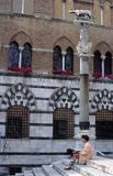 Włochy, Toskania, Siena, statua - wilczyca karmiąca Romulusa i Remusa przed katedrą sieneńską