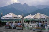 Tatry kawiarnia na tarasie hotelu Kasprowy, w tle Giewont