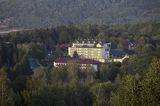 Zalew Soliński, Bieszczady, Widok z punktu widokowego w Polańczyku na hotel Atrium