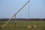 studnia żuraw na polanie w Puszczy Białowieskiej, Podlasie