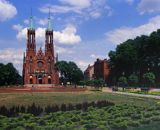 Żyrardów, plac Jana Pawła II i kościół pw. Matki Bożej Pocieszenia